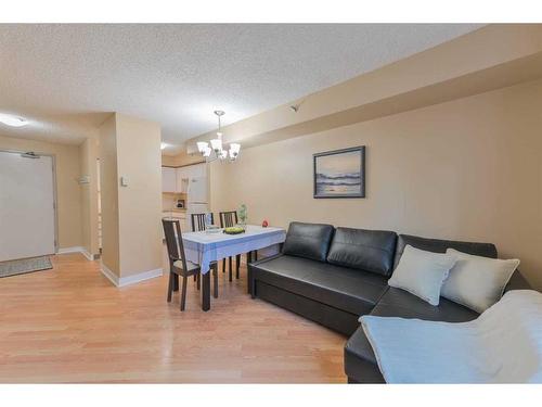 502-128 2 Avenue Se, Calgary, AB - Indoor Photo Showing Living Room