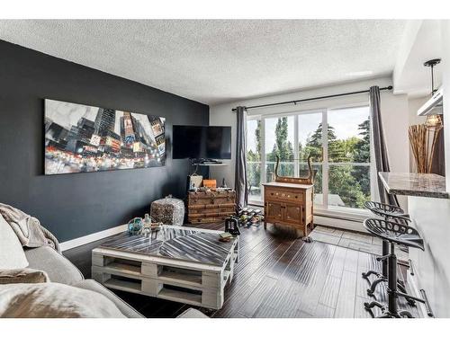 402-4455C Greenview Drive Ne, Calgary, AB - Indoor Photo Showing Living Room