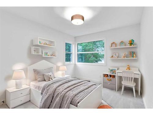 3320 42 Street Sw, Calgary, AB - Indoor Photo Showing Bedroom