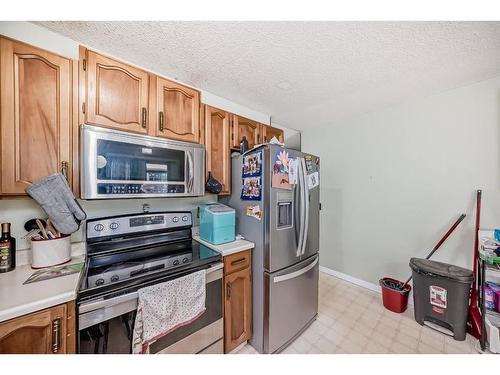 27 Castlebrook Court Ne, Calgary, AB - Indoor Photo Showing Kitchen