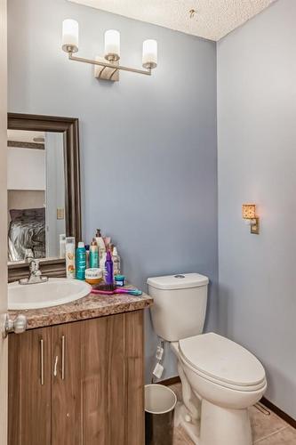 27 Castlebrook Court Ne, Calgary, AB - Indoor Photo Showing Bathroom