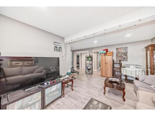 27 Castlebrook Court Ne, Calgary, AB - Indoor Photo Showing Living Room