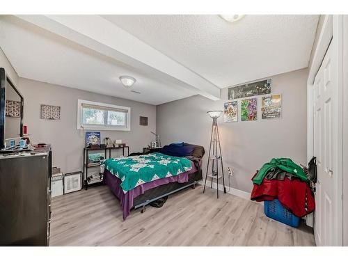 27 Castlebrook Court Ne, Calgary, AB - Indoor Photo Showing Bedroom