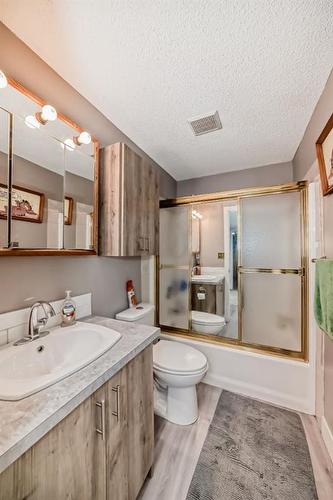 27 Castlebrook Court Ne, Calgary, AB - Indoor Photo Showing Bathroom