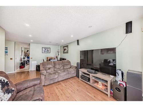 27 Castlebrook Court Ne, Calgary, AB - Indoor Photo Showing Living Room