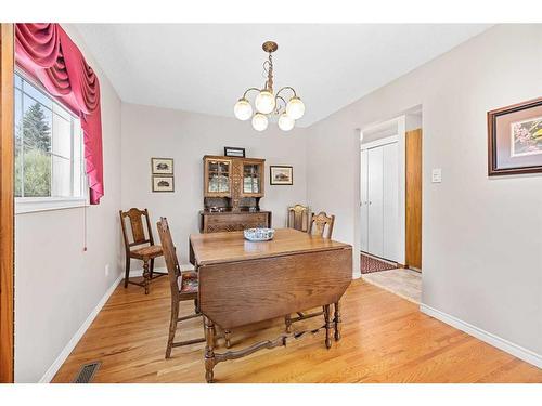 560 Willacy Drive Se, Calgary, AB - Indoor Photo Showing Dining Room