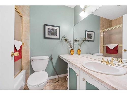 560 Willacy Drive Se, Calgary, AB - Indoor Photo Showing Bathroom