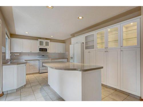 120 Canata Close Sw, Calgary, AB - Indoor Photo Showing Kitchen