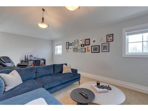 82 Aspen Cliff Close Sw, Calgary, AB - Indoor Photo Showing Living Room