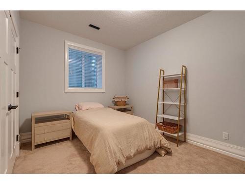 82 Aspen Cliff Close Sw, Calgary, AB - Indoor Photo Showing Bedroom