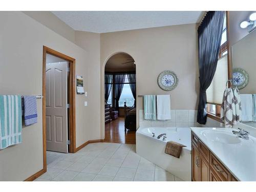 12 Arbour Crest Mount Nw, Calgary, AB - Indoor Photo Showing Bathroom