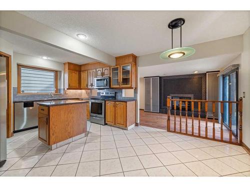 92 Deermeade Road Se, Calgary, AB - Indoor Photo Showing Kitchen