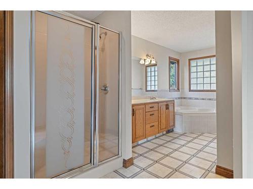 92 Deermeade Road Se, Calgary, AB - Indoor Photo Showing Bathroom