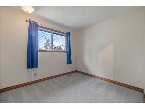 92 Deermeade Road Se, Calgary, AB - Indoor Photo Showing Other Room