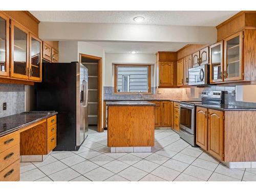 92 Deermeade Road Se, Calgary, AB - Indoor Photo Showing Kitchen