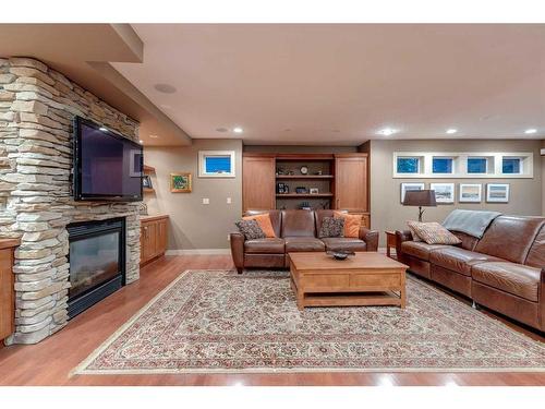 708 Willingdon Boulevard Se, Calgary, AB - Indoor Photo Showing Kitchen