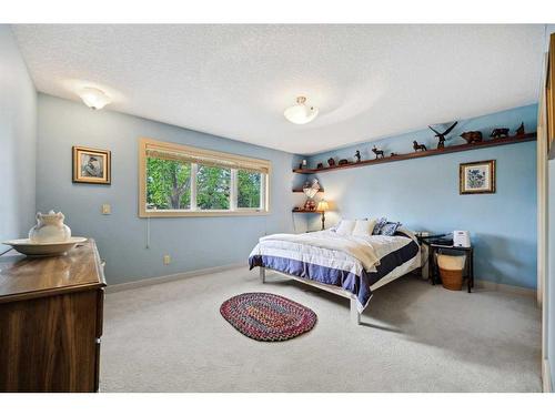 708 Willingdon Boulevard Se, Calgary, AB - Indoor Photo Showing Bedroom