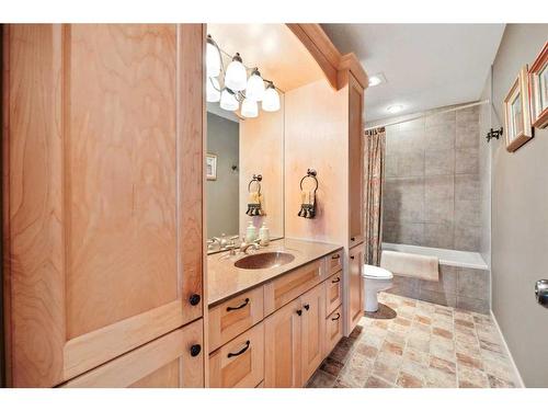 708 Willingdon Boulevard Se, Calgary, AB - Indoor Photo Showing Bathroom