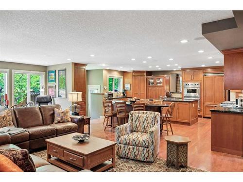 708 Willingdon Boulevard Se, Calgary, AB - Indoor Photo Showing Living Room