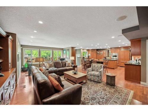 708 Willingdon Boulevard Se, Calgary, AB - Indoor Photo Showing Living Room