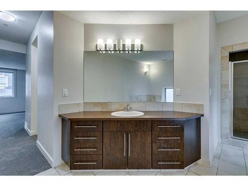 4-2101 17 Street Sw, Calgary, AB - Indoor Photo Showing Bathroom