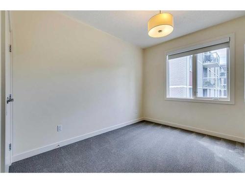 4-2101 17 Street Sw, Calgary, AB - Indoor Photo Showing Other Room