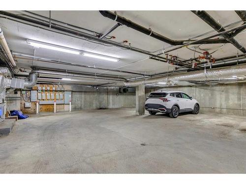 4-2101 17 Street Sw, Calgary, AB - Indoor Photo Showing Garage