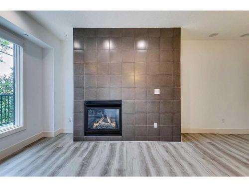 4-2101 17 Street Sw, Calgary, AB - Indoor Photo Showing Living Room With Fireplace