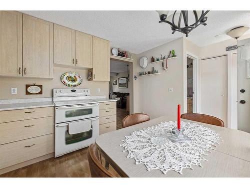 77 Sunvale Crescent Se, Calgary, AB - Indoor Photo Showing Kitchen