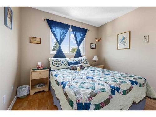 77 Sunvale Crescent Se, Calgary, AB - Indoor Photo Showing Bedroom