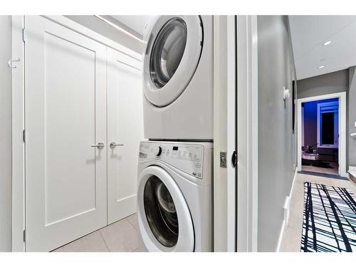 2001 1 Avenue Nw, Calgary, AB - Indoor Photo Showing Laundry Room