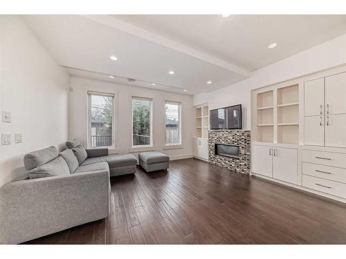 236 25 Avenue Nw, Calgary, AB - Indoor Photo Showing Living Room