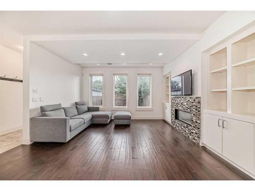 236 25 Avenue Nw, Calgary, AB - Indoor Photo Showing Living Room With Fireplace