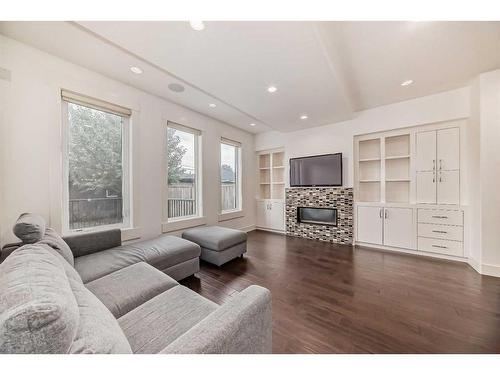 236 25 Avenue Nw, Calgary, AB - Indoor Photo Showing Living Room With Fireplace