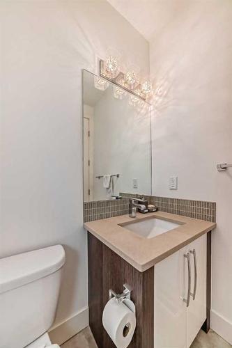 236 25 Avenue Nw, Calgary, AB - Indoor Photo Showing Bathroom