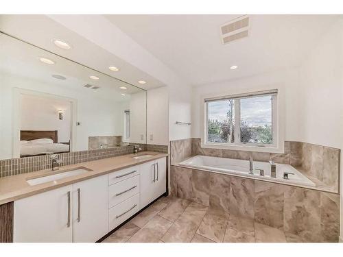 236 25 Avenue Nw, Calgary, AB - Indoor Photo Showing Bathroom