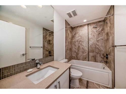 236 25 Avenue Nw, Calgary, AB - Indoor Photo Showing Bathroom