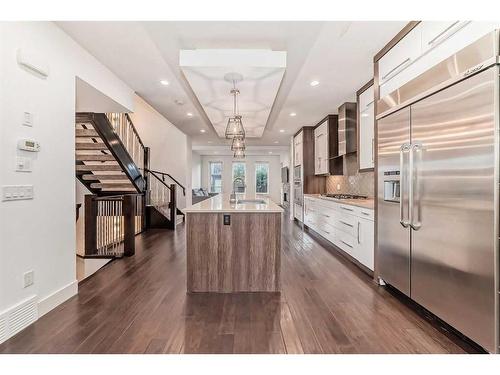 236 25 Avenue Nw, Calgary, AB - Indoor Photo Showing Kitchen With Upgraded Kitchen