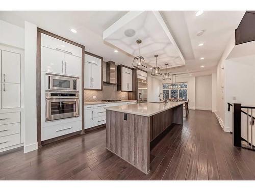 236 25 Avenue Nw, Calgary, AB - Indoor Photo Showing Kitchen With Upgraded Kitchen