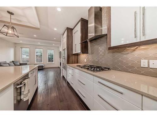 236 25 Avenue Nw, Calgary, AB - Indoor Photo Showing Kitchen With Upgraded Kitchen