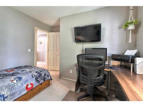 199 Chapman Circle Se, Calgary, AB - Indoor Photo Showing Bedroom