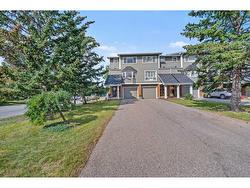 161 Woodglen Grove SW Calgary, AB T2W 4J9