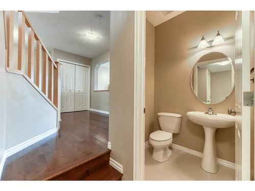 322 Cranfield Gardens Se, Calgary, AB - Indoor Photo Showing Bathroom