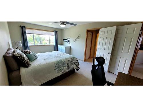 72 Shannon Gardens Sw, Calgary, AB - Indoor Photo Showing Bedroom