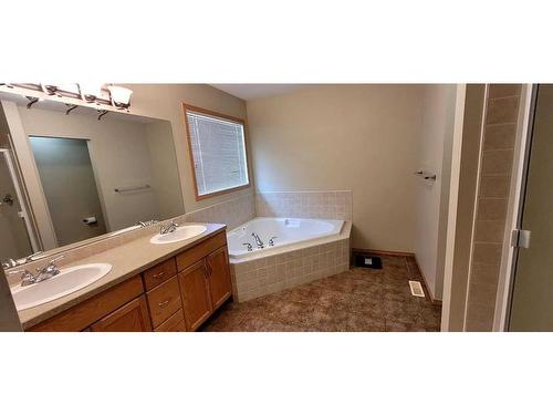 72 Shannon Gardens Sw, Calgary, AB - Indoor Photo Showing Bathroom