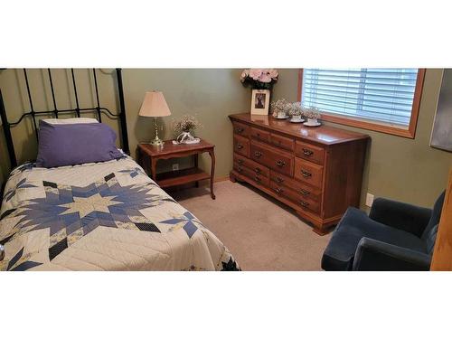 72 Shannon Gardens Sw, Calgary, AB - Indoor Photo Showing Bedroom