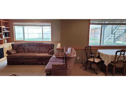 72 Shannon Gardens Sw, Calgary, AB - Indoor Photo Showing Living Room