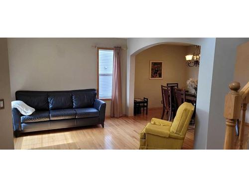 72 Shannon Gardens Sw, Calgary, AB - Indoor Photo Showing Living Room