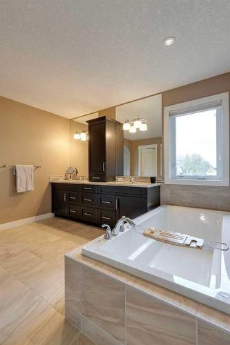 61 Rockford Road Nw, Calgary, AB - Indoor Photo Showing Bathroom