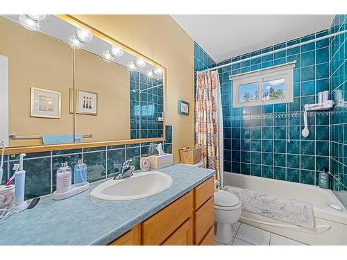 4624 Namaka Crescent Nw, Calgary, AB - Indoor Photo Showing Bathroom